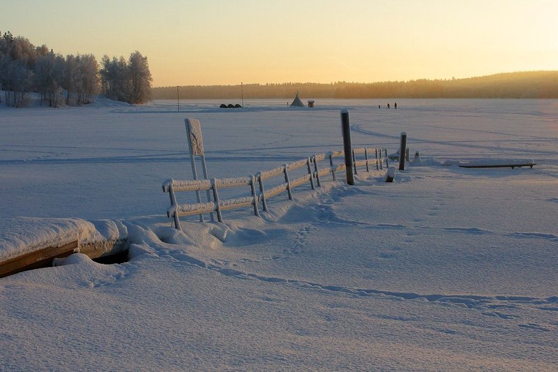 На озере фото превью