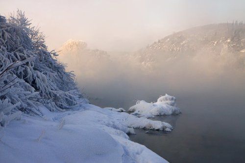 Морозный день...горячая река...