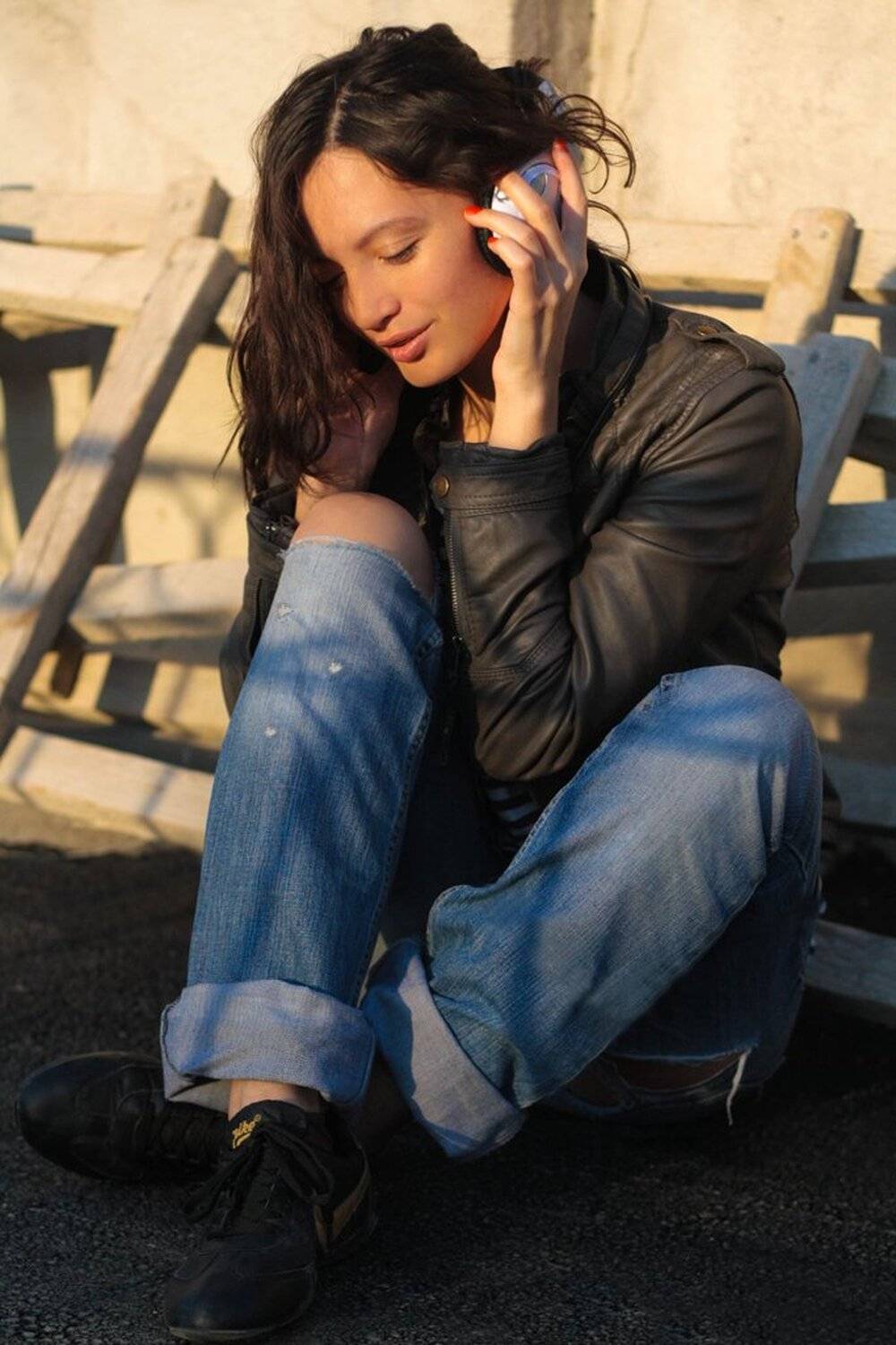 город, девушка, рваные джинсы, наушники, музыка, молодость, Пельц Наталия