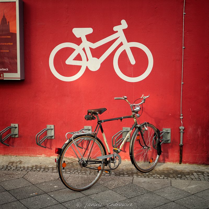 berlin, germany,street,city,sidewalk,parking,bike,bicycle,cycling,urban,traffic,sign,wall,painting,fuji two bicycles фото превью
