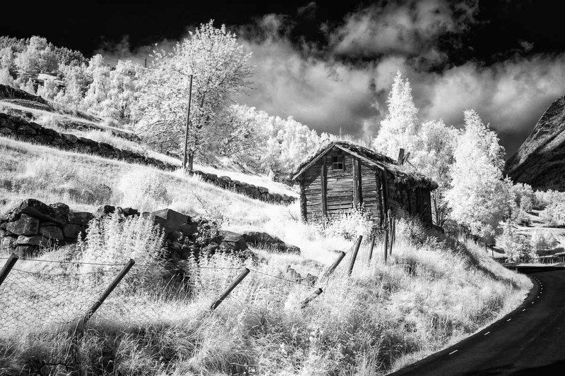 Инфракрасная фотография, Норвегия, черно-белое, дом, дорога, горы, ir Норвегия фото превью