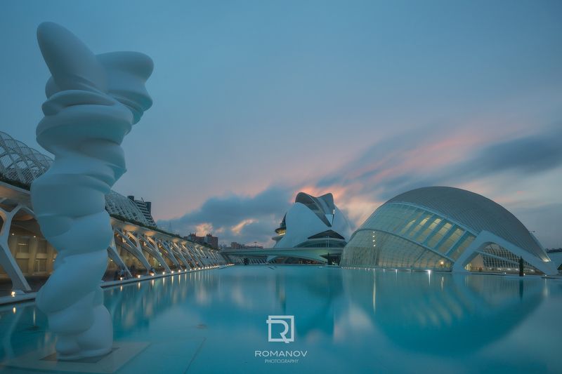 голубой, современный, архитектура, башня, небо, биотек, футуристический, здание, ночь, отражение, город, городской пейзаж, дизайн, фон, сьюдад, артес, ciencias, валенсия, испания, город искусств и наук Cloudy sunset in Ciudad de las Artes фото превью