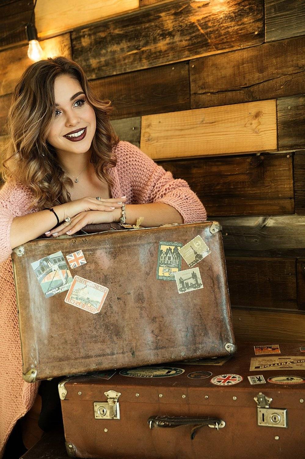 девушка, стена, портрет, чемодан, улыбка, красивая, путешествие, , Дарья Комарова