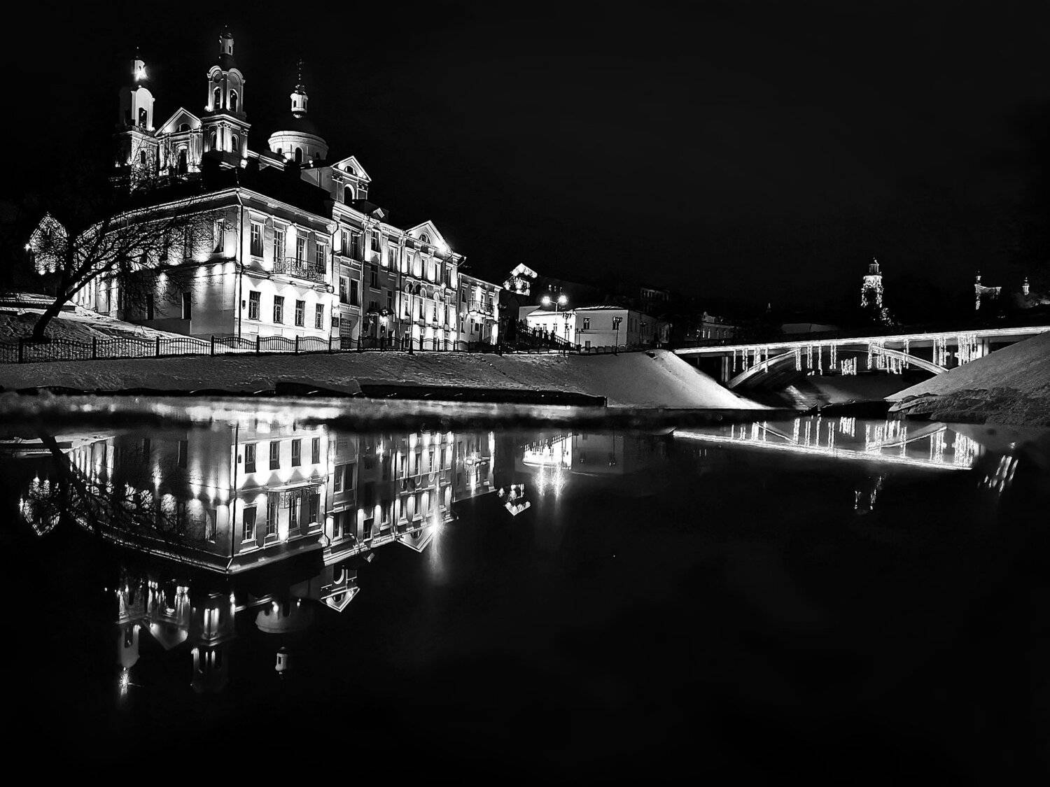 вечерний витебск, городской пейзаж, вечерний город, отражение, b&w, monochrome, черно-белое, помолейко, huawei p 20 pro, huawei photo, huawei photographer, фотограф помолейко павел, pomoleyko, urban landscape, vitebsk, evening vitebsk, reflection, Павел Помолейко