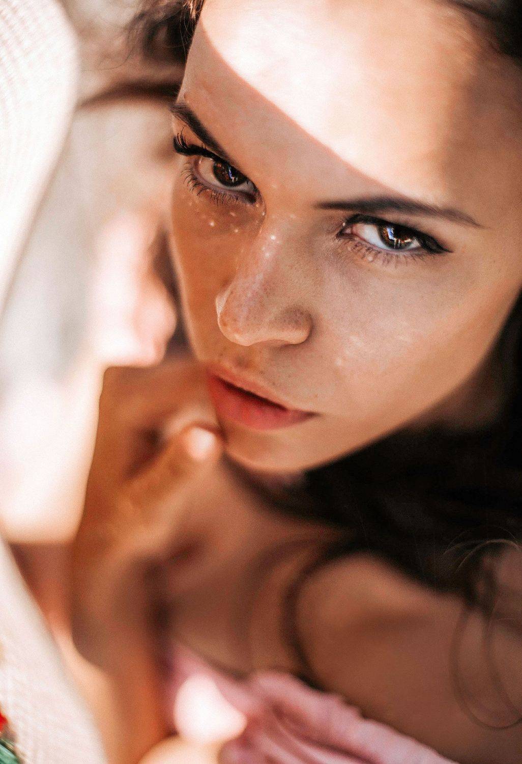 девушка,портрет,женский портрет,лето,летняя,девушка и шляпа,набережная,веснушки,тени,солнце,лучи солнца,портретный фотограф, Светлана