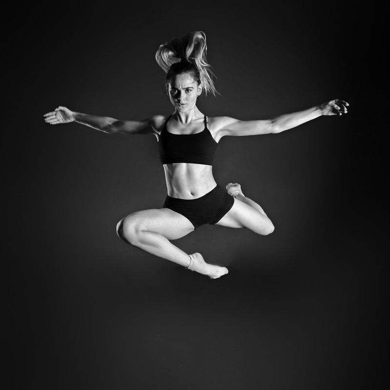 спорт, танец. девушка, прыжок,чб *** фото превью