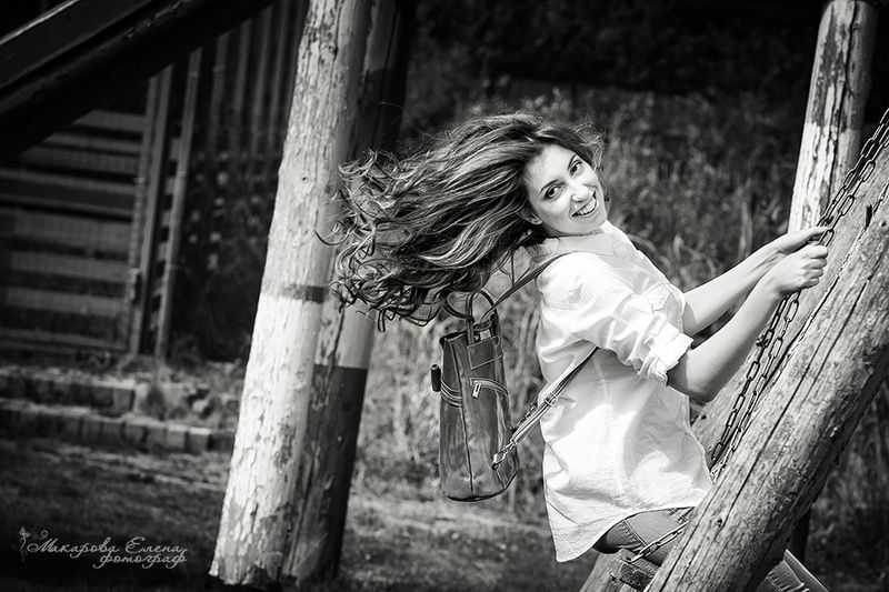 портрет улыбка качели Ветер в волосах фото превью