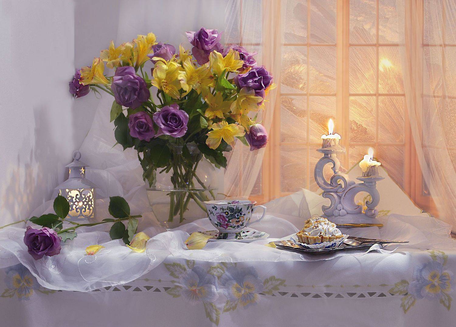 still life, натюрморт, цветы, фото натюрморт, февраль, фарфор, свечи, розы,  подсвечник, пирожное, зима,, Колова Валентина