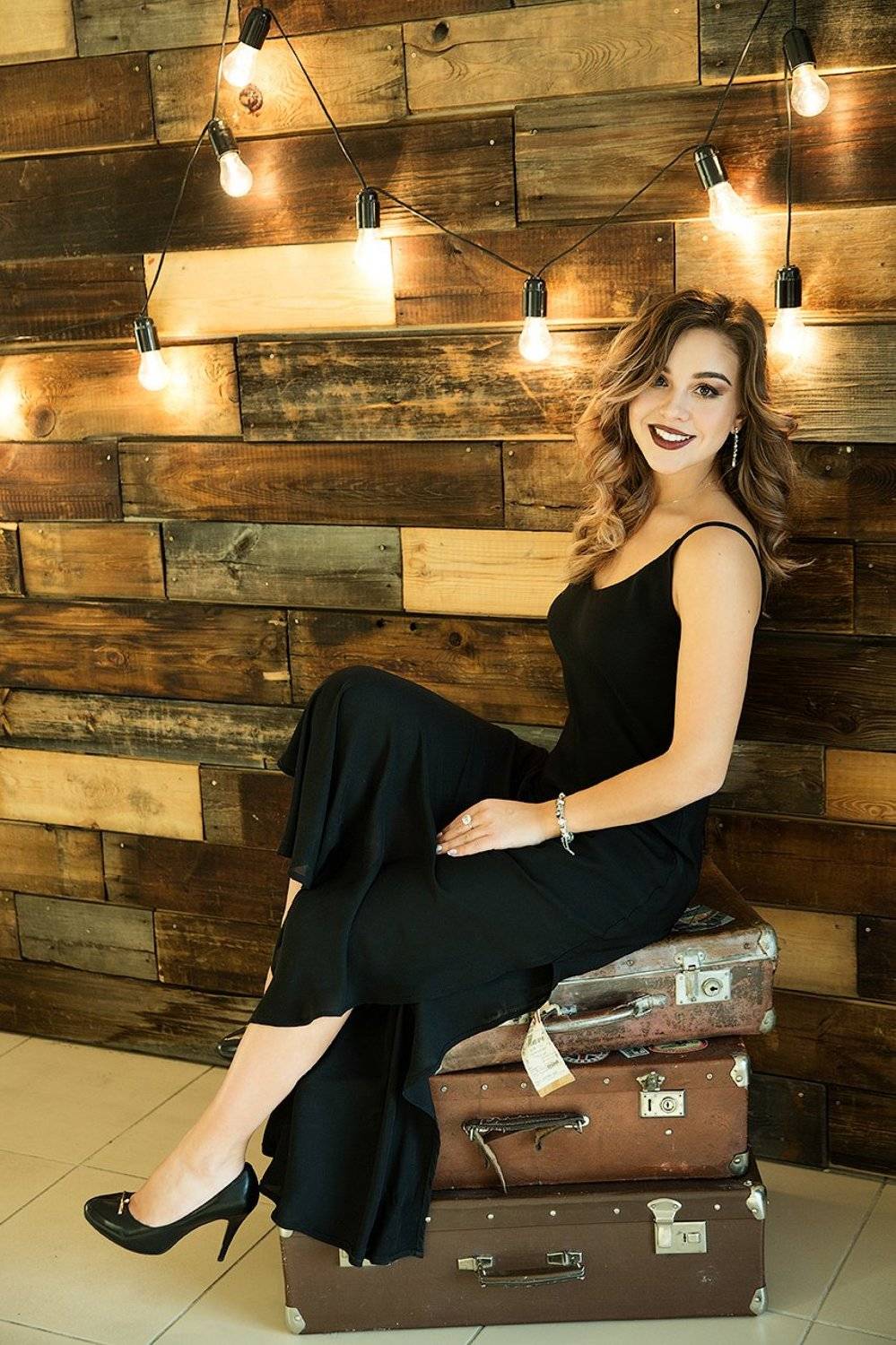 девушка, стена, портрет, чемодан, улыбка, красивая, путешествие, , Дарья Комарова