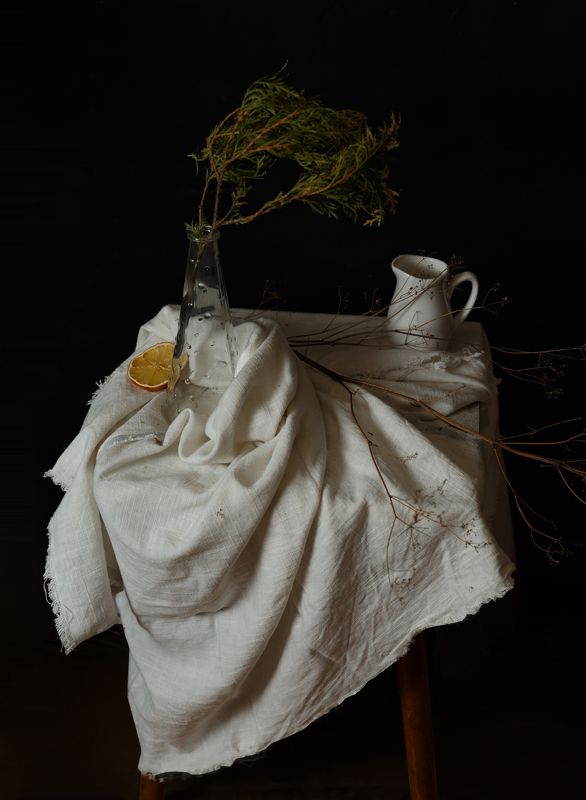 С белой драпировкой и кувшином фото превью