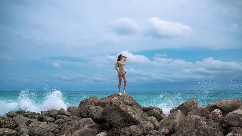 бали пляж камни море небо облака девушка Бали... фото превью