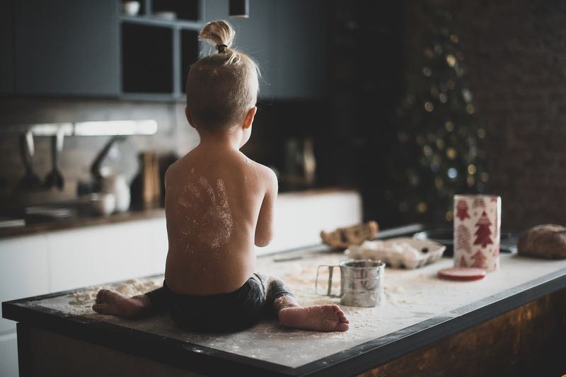 ребенок мука кухня cooking baking  фото превью