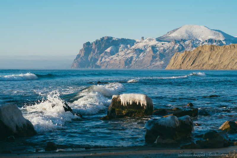 крым, зима, коктебель Тихая бухта, мыс Хамелеон и крутые склоны Карадага. Крымская зима. фото превью
