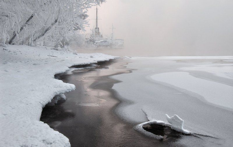 Стоят в бухте корабли. фото превью