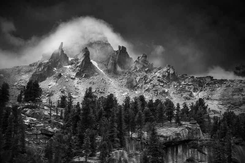 пейзаж, природа, путешествия, туризм, поход, горы, пик, вершина, скалы, тайга, ергаки, красноярский край, саяны, сибирь, чб, черно-белая, туман, облако Пик Молодежный фото превью