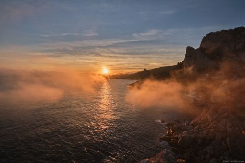 Закат на море с клочками тумана.