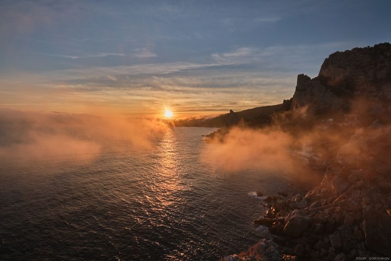 крым,пейзаж,закат,море,скалы,горы,туман,вечер,осень,берег,камни,облака,небо Закат на море с клочками тумана. фото превью