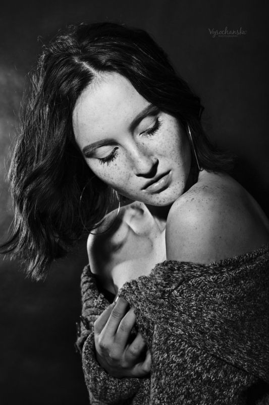 young lady portrait фото превью