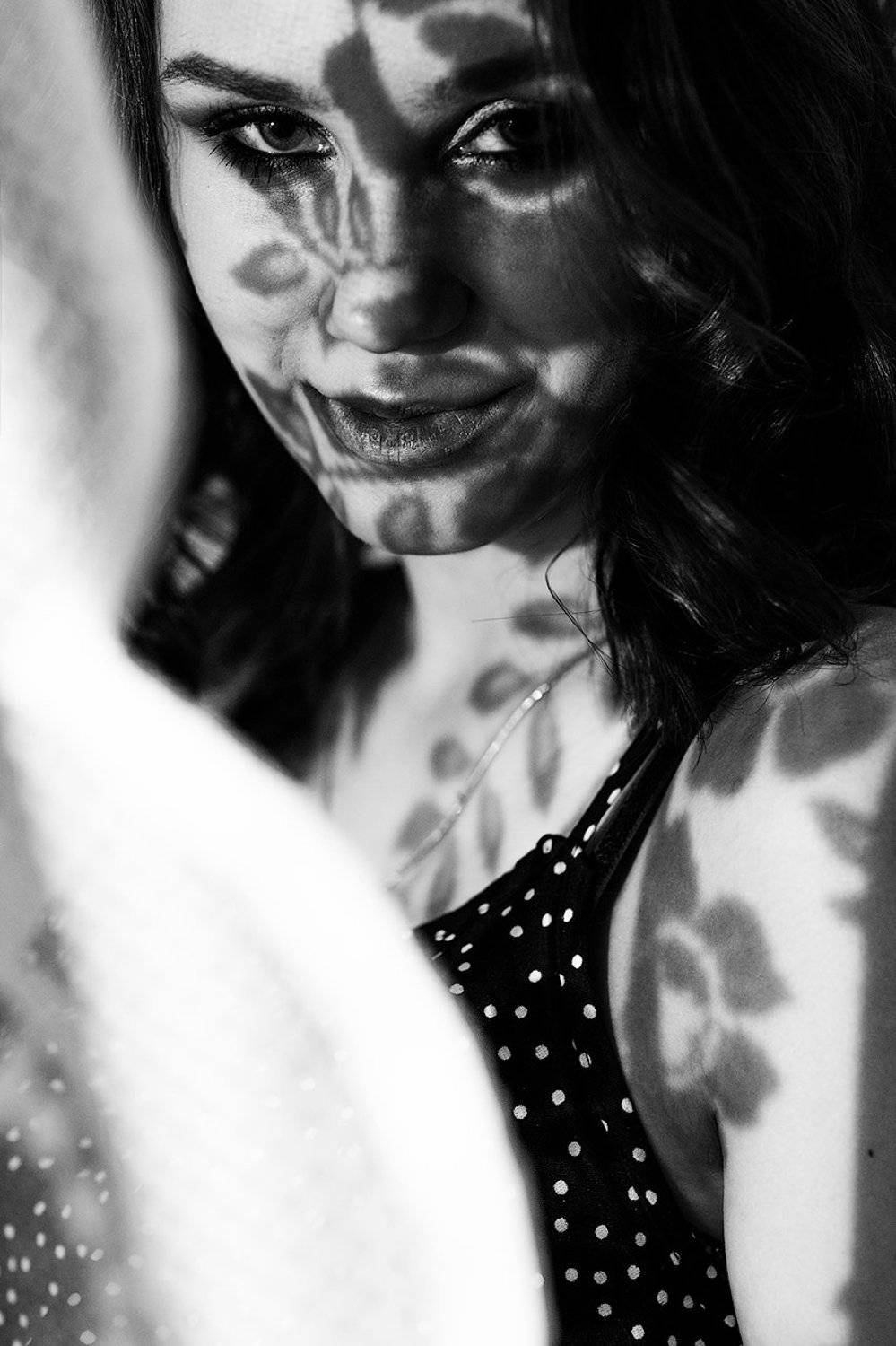 Женский, портрет, тень, свет, листья, фонарь, чб, черно-белый, Дарья Комарова