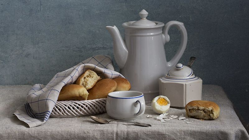 пироги, кувшин белый, чашка, яйцо, сахарница, ложка Завтрак с пирожками фото превью