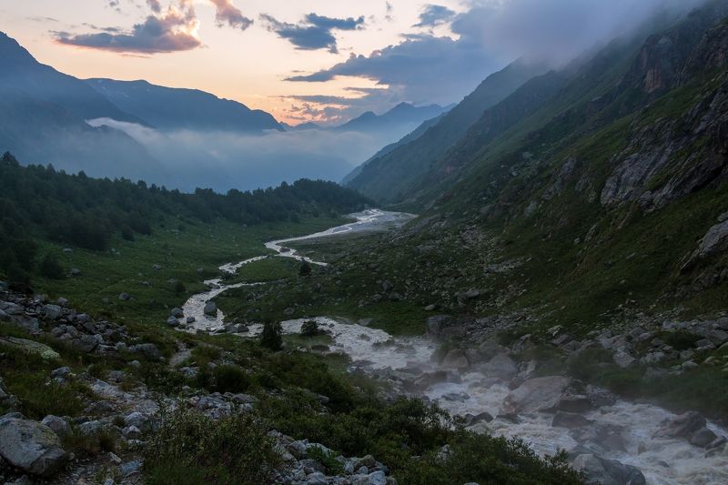 серебристой змейкой тянется река... фото превью