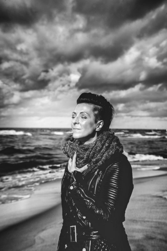 портрет женщина море пляж ветер чувства  наслаждение фото превью