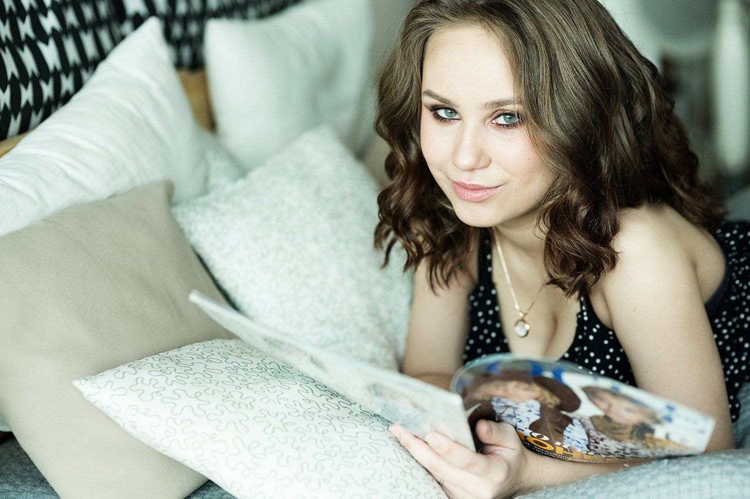 девушка, портрет, лежит, журнал, читает, глаза, подушки, Дарья Комарова