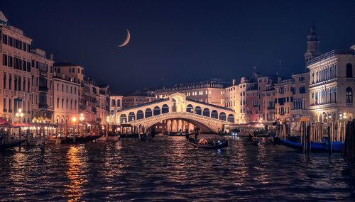 Rialto bridge by night