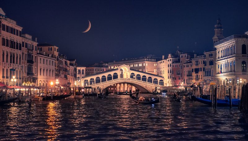 Venice Rialto bridge by night фото превью