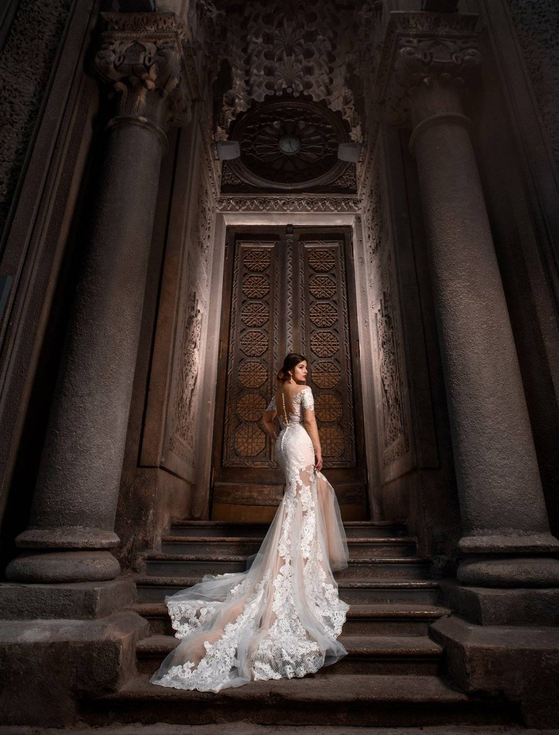 девушка, платье, архитектура, собор, свет, тень, шлейф, Александр Жосан