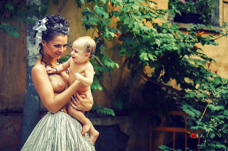 Девушка с ребёнком фото превью