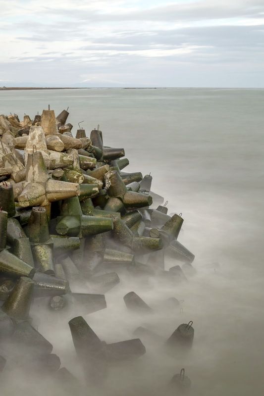 море погода зима побережье Каспий Азербайджан вода скала  песок Каспий зимой фото превью