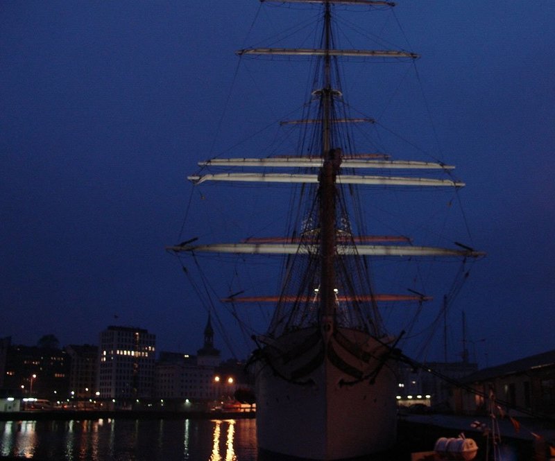 берген ночь причал парусник Прогулки по ночному Бергену фото превью