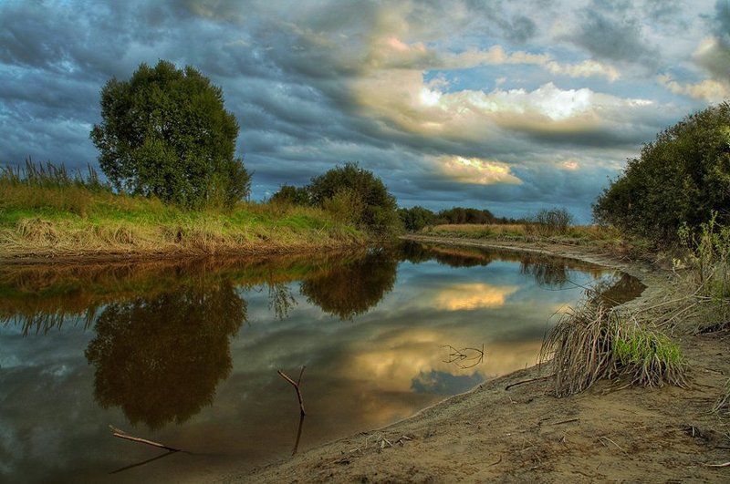 Поздним вечером у реки... фото превью