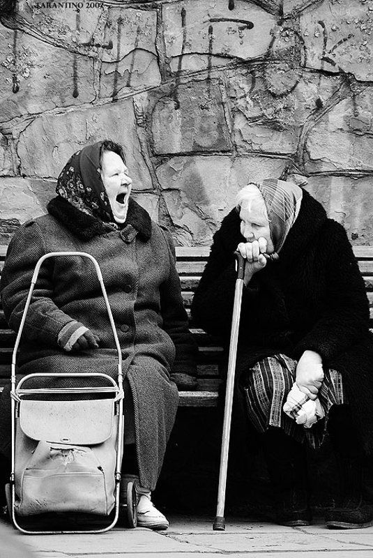 Городская, емоциональная - На остановке фото превью