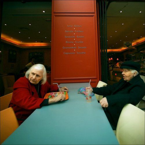 гляди, вон пошА.......сссучка крашена.