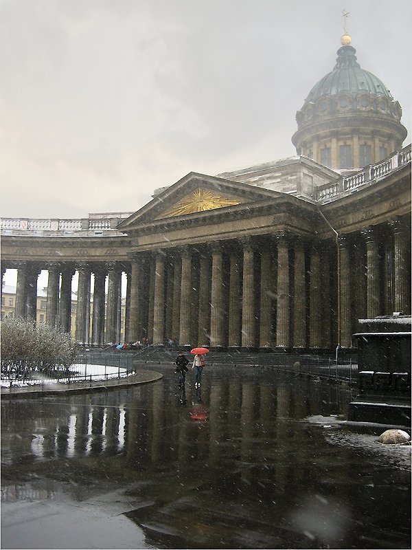 питер, весна 2007, казанский собор, дождь со снегом, красный зонтик  фото превью