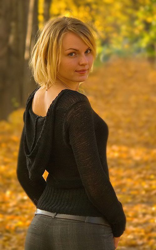 девушка  осень золотая Обернулась... фото превью