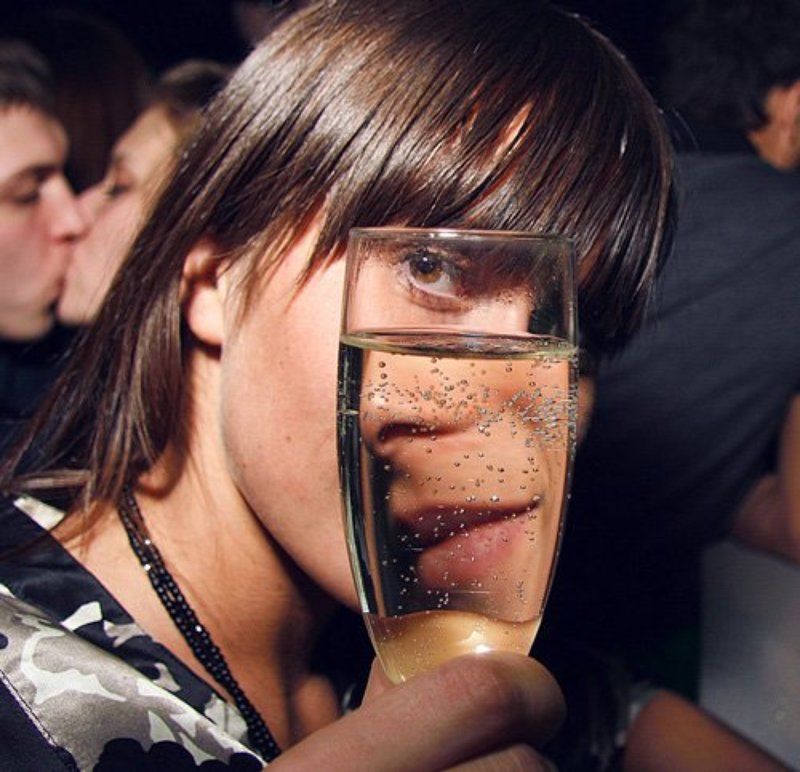 девушка, шампанское шампунь фото превью