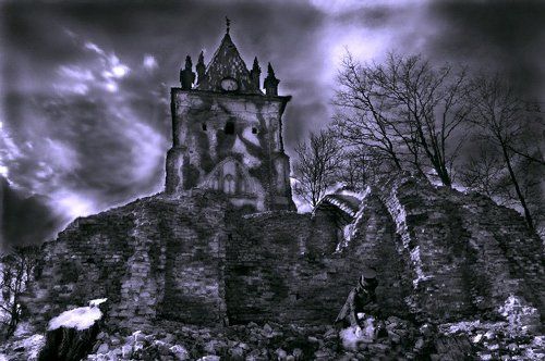 Под бледным светом луны...