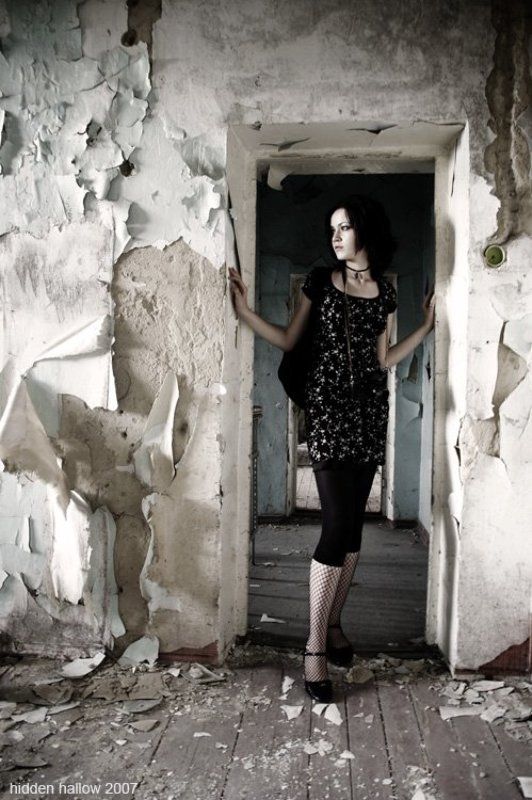 девушка, дом Abandoned Romantism фото превью