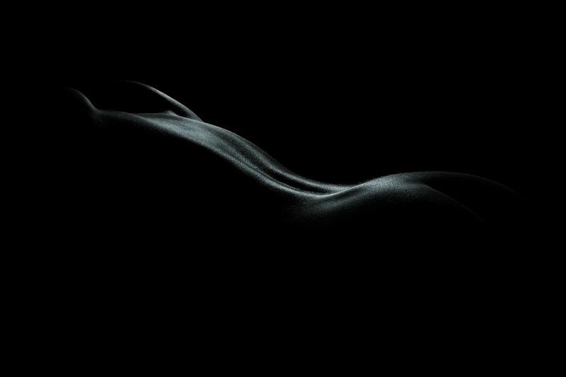 девушка спина контур свет Лунный камень фото превью