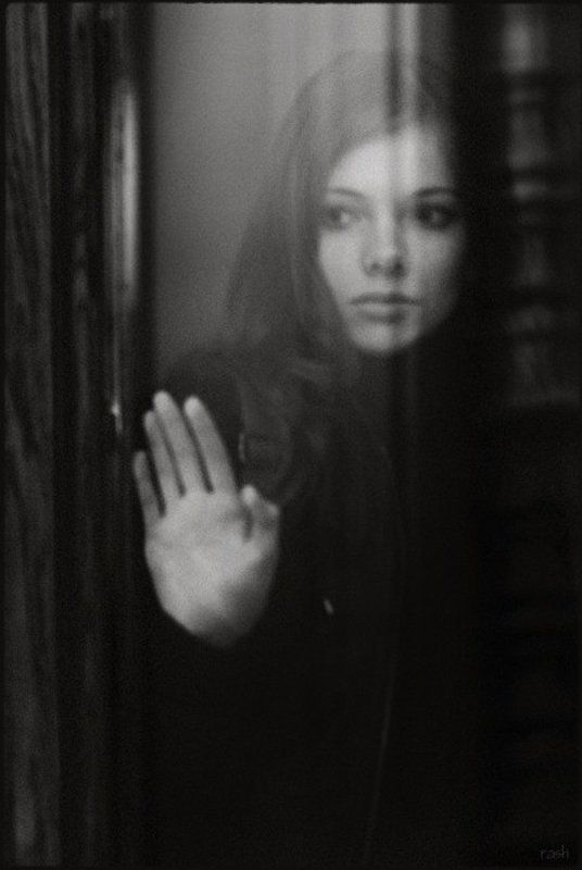 ales, portrait, bw behind фото превью