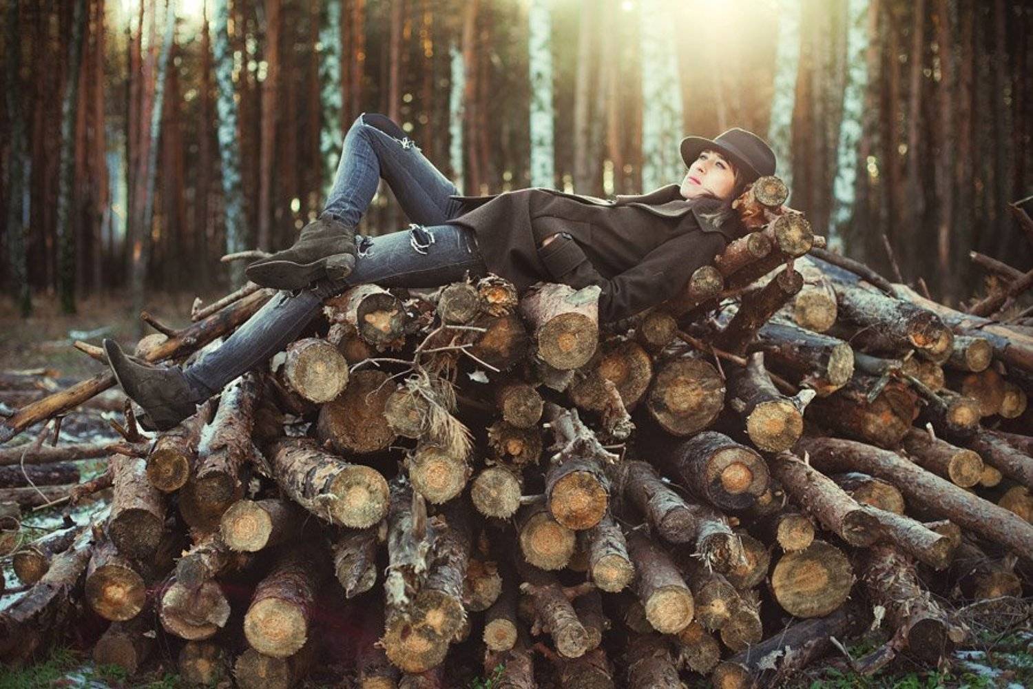 девушка, лес, в лесу, forest line, бревна, деревья, хвоя, портрет, рита, шляпа, лежит, елки, Никита