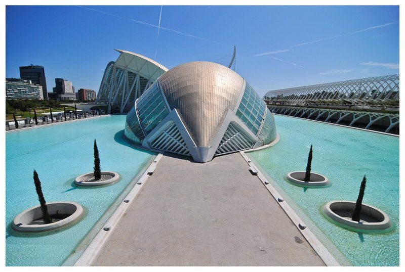 валенсия, испания, город науки и исскуств Полусфера в городе науки и исскуств. Валенсия, Испания. фото превью