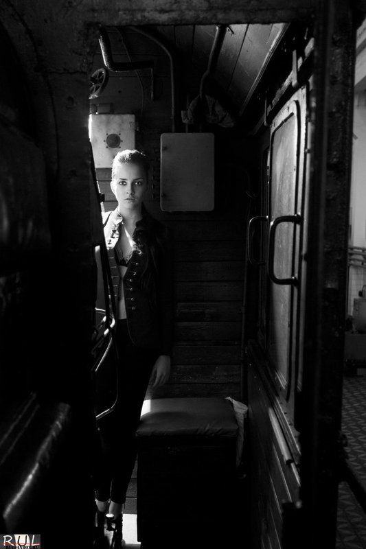 портрет, жанр, девушка, модель, в, паровозе, катя в паровоз фото превью
