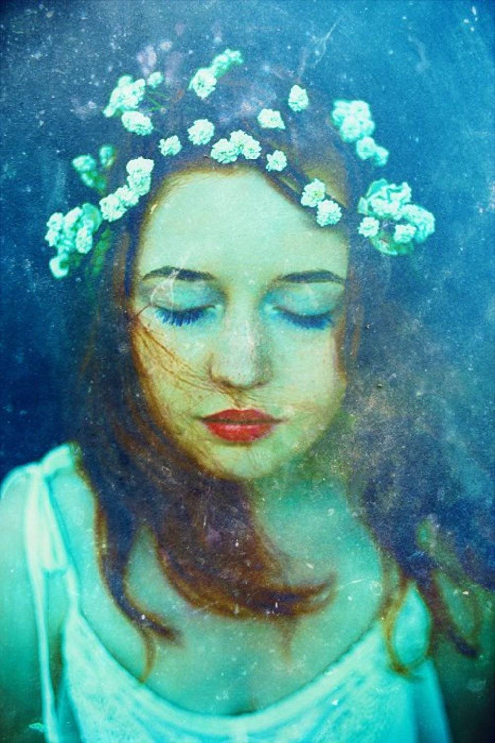 синий, красный, белый, циан, вода, девушка, лед, подо льдом, русалка, рыжие волосы, синие глаза, красные губы, цветы, букет, цветы в волосах, Kseniya Kuranova