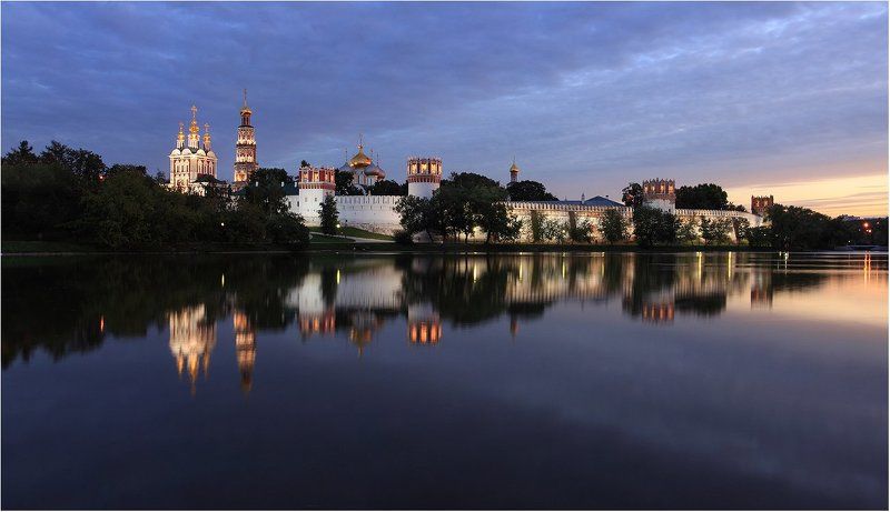 Московские открытки. В центре у воды.