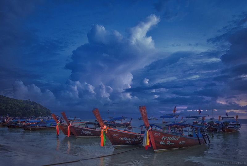 пейзаж, природа, облака, путешествия, travel, wildlife, nature, sky, clouds, landscape, море, океан, sea, ocean, thai, таиланд Поздний закат. Причалили лодки фото превью