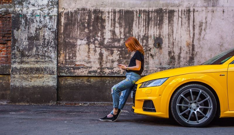 девушка автомобиль  фото превью